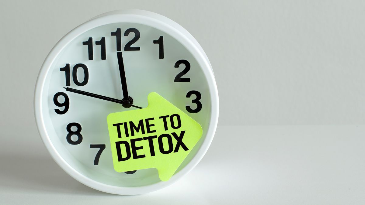 A clock with the text “time to detox”